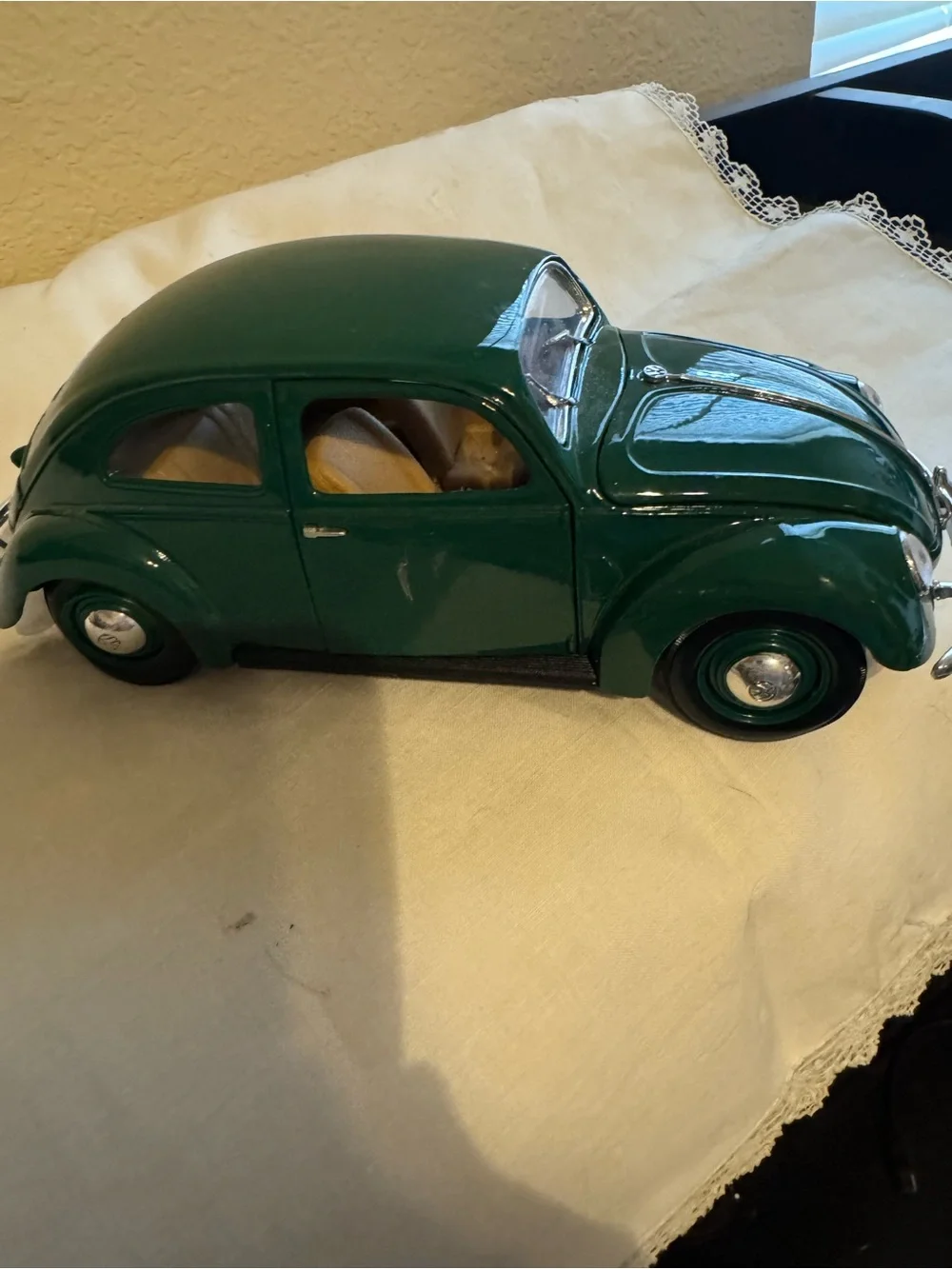 Classic Maisto 1:18 1951 Die-Cast Vintage Beetle Toy Car. Vintage Collectible